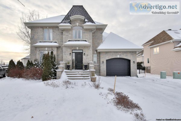 Beautiful house sitting in a croissant in Candiac