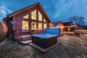 LARGE GROUP CABIN RENTAL AT RIVER CREST CABINS