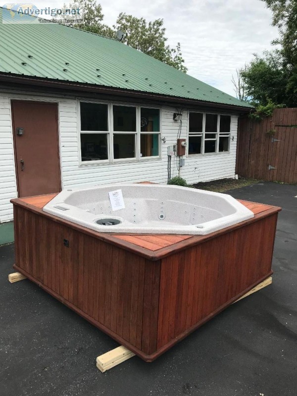 Octagon hot tub excellent condition - comes with 1 yr warranty