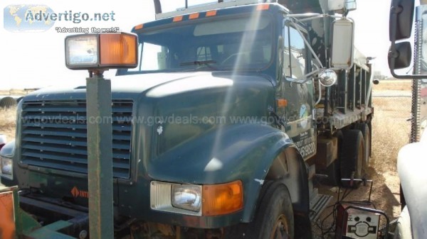 1990 International 4900 with plow and sander