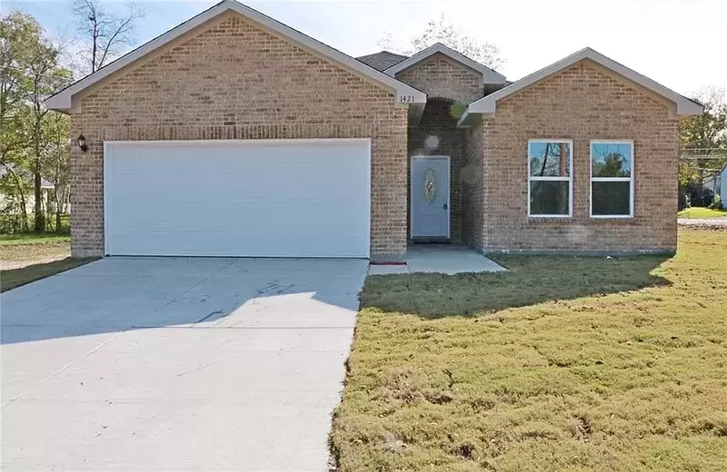 3 beds 2 baths single family home for rent in Greenville TX 7540