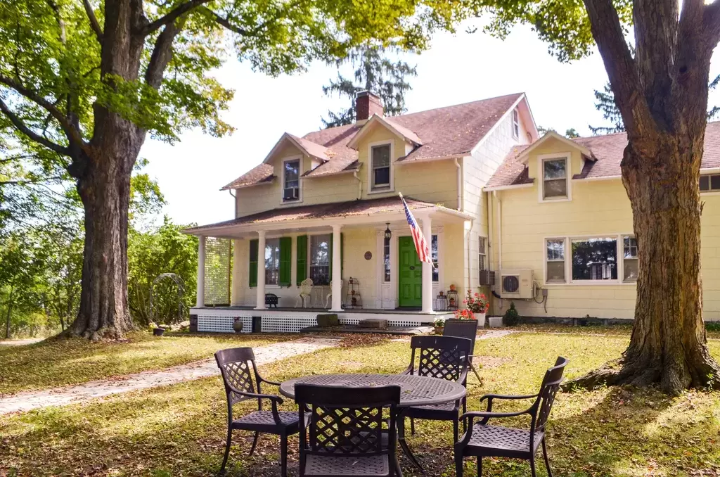 Summerville Getaway (Official Historic Home)