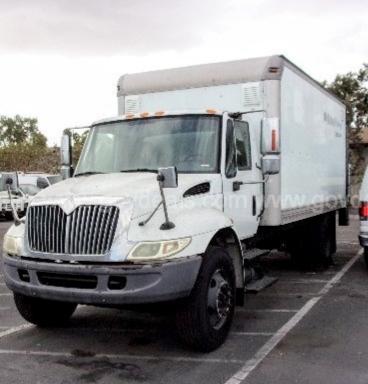 2004 INTERNATIONAL 4400 BOX TRUCK