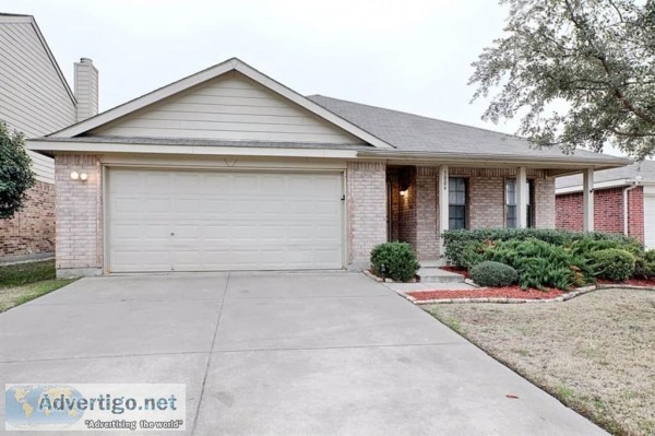 Welcome to 5004 Meridian Ln Fort Worth TX 76244