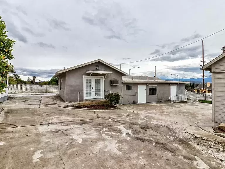 3 beds 2 baths single family home for rent in Riverside CA 92503