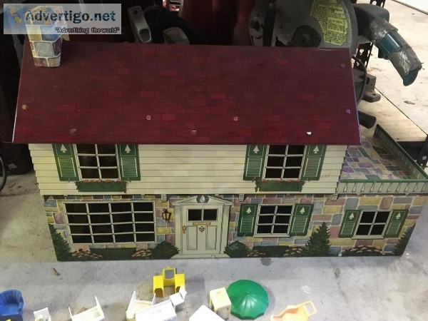 1950s metal doll house and alot of the house stuff