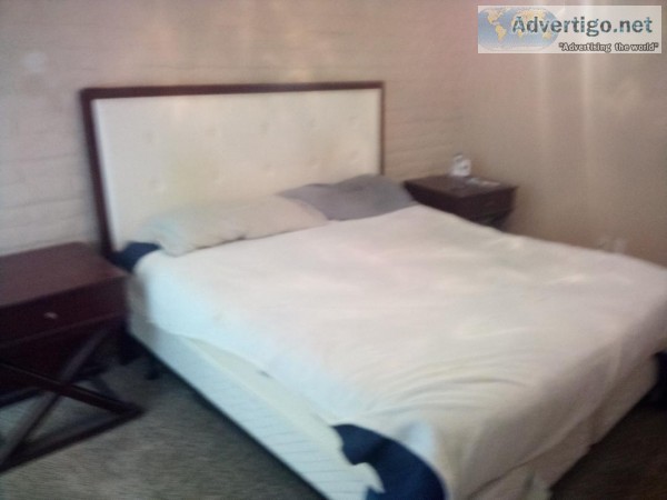 KINGSIZW MATTRESS BED HEADBOARD BOXSPRING 2 NIGHT TABLES