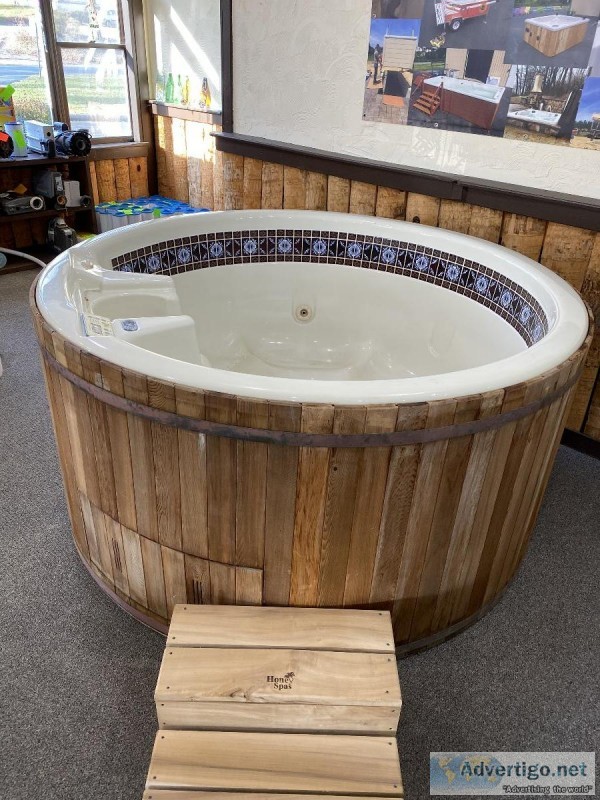 Used round Hot Tub ready 4 pick up Now