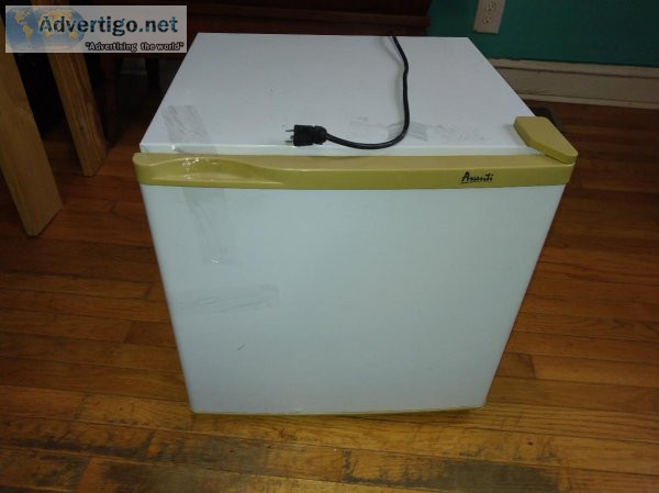 Avanti 1.6 cu. ft. Compact Refrigerator Model 18ERCRW White