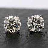 Diamond studs earring