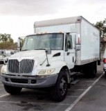 2004 INTERNATIONAL 4400 BOX TRUCK