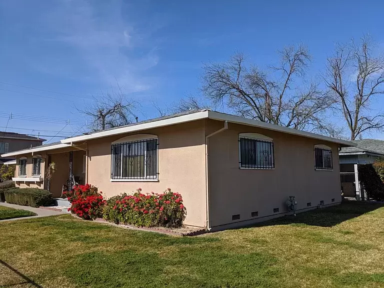 2 beds 2 baths single family home for rent in Sacramento CA 9583