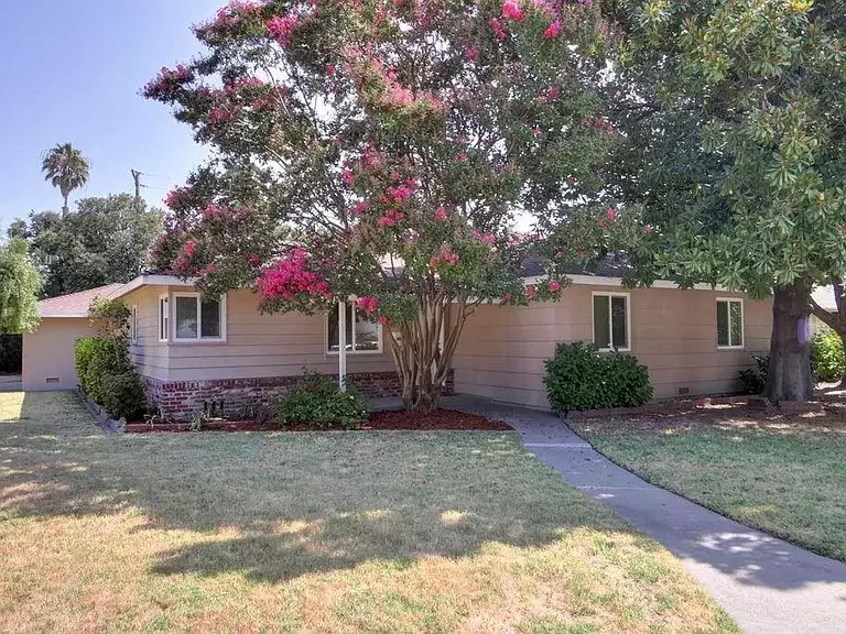 3 beds 1.5 baths single family home for rent in Sacramento CA 95