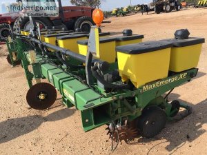 John Deere 1700 MaxEmerge XP planter