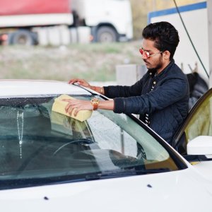 Car glass cleaning liquid